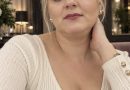Діма завжди наполягав, щоб ми проводили час у його крихітній, обшарпаній студії — потерті стіни, дивні меблі та обігрівач, який ледь працював.