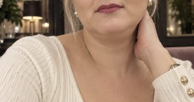 Діма завжди наполягав, щоб ми проводили час у його крихітній, обшарпаній студії — потерті стіни, дивні меблі та обігрівач, який ледь працював.