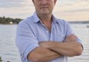 Син подзвонив мені о 21:47 і сказав, що мій онук у реанімації, а я маю негайно переказати 180 000 грн і не їхати в лікарню. «Мамо, не роби з себе героїню, ти там тільки заважатимеш», — сказав він. Я вже відкрила банківський додаток, коли згадала одну фразу свахи: «Коли тебе кваплять — не підписуй і не плати». Через 40 хвилин я стояла в приймальному відділенні. Мого онука там не було.