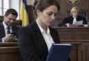 На розлученні чоловік зажадав половину бізнесу: «Вона там лише каву варила». Суддя прочитала ім’я власника — і він перестав усміхатися…