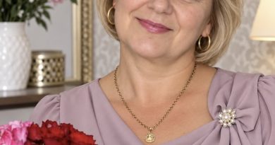 Такий ювілей! Син певно тобі телефон подарує чи золото! Ще б пак, ти ж йому квартиру купила! – Я й справді очікувала на дорогий подарунок від Тараса. Та на назначену годину на свято він з Ларисою не прийшов взагалі. А коли я подзвонила – остаточно здивував. Продовження нижче…