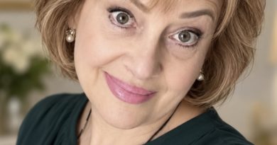 Я переспала з незнайомим чоловіком у 65… а зранку правда приголомшила мене… Того року, коли мені виповнилося 65, життя здавалося спокійним. Чоловік помер давно, діти мали свої сім’ї й рідко навідувалися. Я жила сама в маленькій хаті в селі. По обіді сідала біля вікна, слухала пташиний спів і дивилася, як золотаве сонце ллється на порожню вулицю. Тихе життя, але в глибині було те, чого я не хотіла визнавати: самотність.