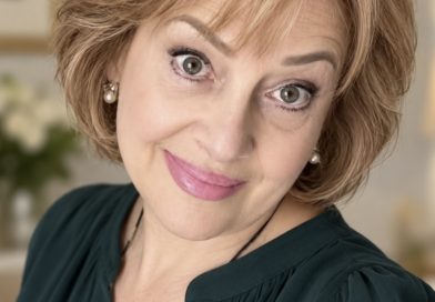 Я переспала з незнайомим чоловіком у 65… а зранку правда приголомшила мене… Того року, коли мені виповнилося 65, життя здавалося спокійним. Чоловік помер давно, діти мали свої сім’ї й рідко навідувалися. Я жила сама в маленькій хаті в селі. По обіді сідала біля вікна, слухала пташиний спів і дивилася, як золотаве сонце ллється на порожню вулицю. Тихе життя, але в глибині було те, чого я не хотіла визнавати: самотність.