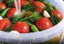 Квашені помідори виходять смачними й ароматними: залийте їх цим розсолом