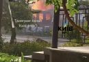 Зранку Росія атакує Київ: після вибухів здійнялася пожежа, над містом густий дим (відео)