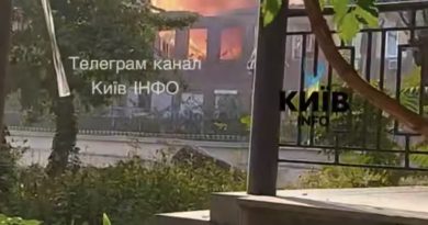 Зранку Росія атакує Київ: після вибухів здійнялася пожежа, над містом густий дим (відео)