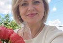 Мій чоловік Діма був прикладом стабільності й надійності. Програміст, спокійний, домашній, усю зарплату віддавав на потреби сім’ї. На вихідних ми гуляли в парку або ходили в кіно. Якщо я хворіла, він мчав до аптеки, приносив ліки, дбайливо доглядав за мною. Але мені стало нудно. У двадцять вісім років здавалося, що життя проходить повз. Я дивилася соціальні мережі подруг і блогерок: букети зі ста троянд, спонтанні поїздки до Парижа, пристрасні романи, буря емоцій. А в мене був Діма зі своїм тихим: «Аліно, тобі чай з лимоном чи з молоком?»