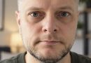 — Тату, не їдь… Коли тебе немає, бабуся водить мене в одне таємне місце. І каже, що я ніколи не повинна тобі про нього розповідати.Уже того ж дня я сам поїхав слідом за ними.