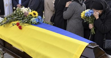 Коли телефон сина зарядився мати побачила 16 пропущених від абонента “Кохана”. – А можна Василя до телефону?
