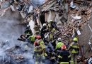 Тіла людей дістають з-під завалів де відбувся щойно приліт