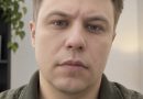 Двері їхньої спальні були прочинені. Дивно — дружина завжди закривала їх на ніч. Повільно, майже не дихаючи, він зазирнув у кімнату… і завмер. На ліжку дружина…