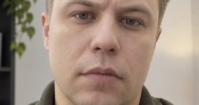 Двері їхньої спальні були прочинені. Дивно — дружина завжди закривала їх на ніч. Повільно, майже не дихаючи, він зазирнув у кімнату… і завмер. На ліжку дружина…