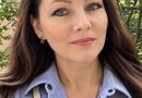 Ніна поїхала до села до батьків. Вона прополола грядки, зайшла до хати, лягла і задрімала. Крізь сон вона чула бурчання матері… – Виросла, матері не може допомогти! – казала та. – Все сама, все сама. Як це? Приїде, поїсть і шукай вітру в полі. Спати вляглася. Жодної допомоги. Навіщо взагалі їздити? Потім прийшов батько. У хаті запахло борщем та котлетками. – Будь її, – сказала мати. – Не заслужила, але хай поїсти, бо ще перестане приїжджати. Треба ще дві грядки прополоти… – Навіщо ти так?