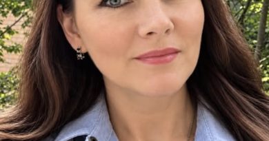 Ніна поїхала до села до батьків. Вона прополола грядки, зайшла до хати, лягла і задрімала. Крізь сон вона чула бурчання матері… – Виросла, матері не може допомогти! – казала та. – Все сама, все сама. Як це? Приїде, поїсть і шукай вітру в полі. Спати вляглася. Жодної допомоги. Навіщо взагалі їздити? Потім прийшов батько. У хаті запахло борщем та котлетками. – Будь її, – сказала мати. – Не заслужила, але хай поїсти, бо ще перестане приїжджати. Треба ще дві грядки прополоти… – Навіщо ти так?