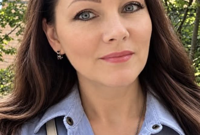 Ніна поїхала до села до батьків. Вона прополола грядки, зайшла до хати, лягла і задрімала. Крізь сон вона чула бурчання матері… – Виросла, матері не може допомогти! – казала та. – Все сама, все сама. Як це? Приїде, поїсть і шукай вітру в полі. Спати вляглася. Жодної допомоги. Навіщо взагалі їздити? Потім прийшов батько. У хаті запахло борщем та котлетками. – Будь її, – сказала мати. – Не заслужила, але хай поїсти, бо ще перестане приїжджати. Треба ще дві грядки прополоти… – Навіщо ти так?