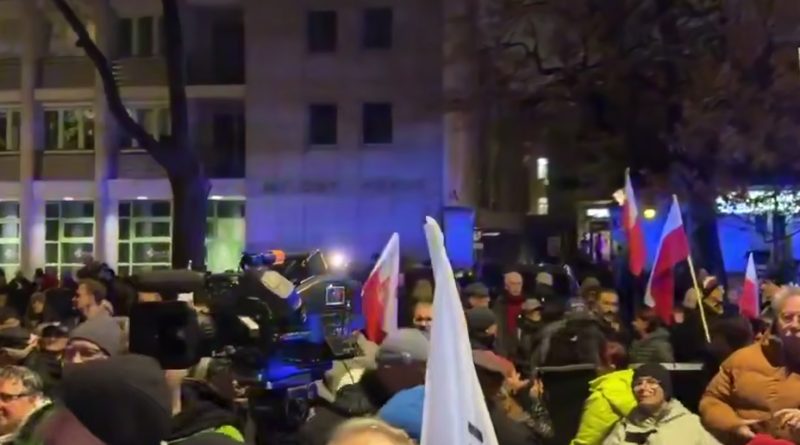 В Польщі почався «державний переворот»: Війська та армія стягнуті до сейму. Відео