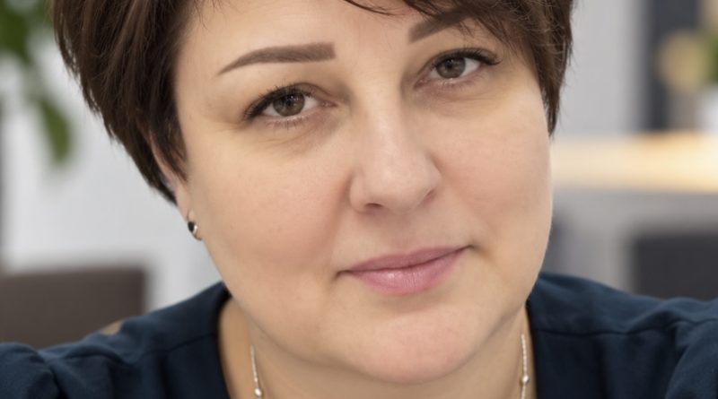 Приїхавши на дачу до батьків чоловіка на три години раніше, Лариса почула їхню розмову — і подала на розлучення…