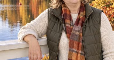 Я вирушила до доньки. Коли постукала у двері, їх відчинив мій зять… у самих трусах, з явно здивованим виглядом. — А чому ти не на роботі? Сьогодні ж середа! — запитала я. — Я не працюю, — буркнув він. — Давно?