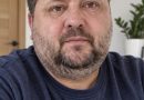 Дружина померла, залишивши мені хворого сина. Через 6 років я зустрів його здорового двійника. ДНК-тест показавши правду, від якої волосся стало дибки Того дня, коли не стало моєї Олени, лікарі сказали мені: «У вас залишився син, але він хворий». І я повірив. Шість років я жив тільки заради нього, мого тихого, слабкого хлопчика Михайла. Я був готовий на все, щоб він живий. Але я не був готовий до того, що одного разу зустріну у парку іншу дитину — його точну копію, але повну здоров’я. Ця зустріч не просто перевернула мою життя. Вона змусила мене повернутися того страшного дня біля пологового будинку і зрозуміти, яке страшне злочин було там скоєно.
