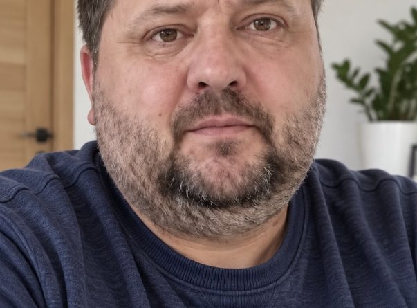 Дружина померла, залишивши мені хворого сина. Через 6 років я зустрів його здорового двійника. ДНК-тест показавши правду, від якої волосся стало дибки Того дня, коли не стало моєї Олени, лікарі сказали мені: «У вас залишився син, але він хворий». І я повірив. Шість років я жив тільки заради нього, мого тихого, слабкого хлопчика Михайла. Я був готовий на все, щоб він живий. Але я не був готовий до того, що одного разу зустріну у парку іншу дитину — його точну копію, але повну здоров’я. Ця зустріч не просто перевернула мою життя. Вона змусила мене повернутися того страшного дня біля пологового будинку і зрозуміти, яке страшне злочин було там скоєно.